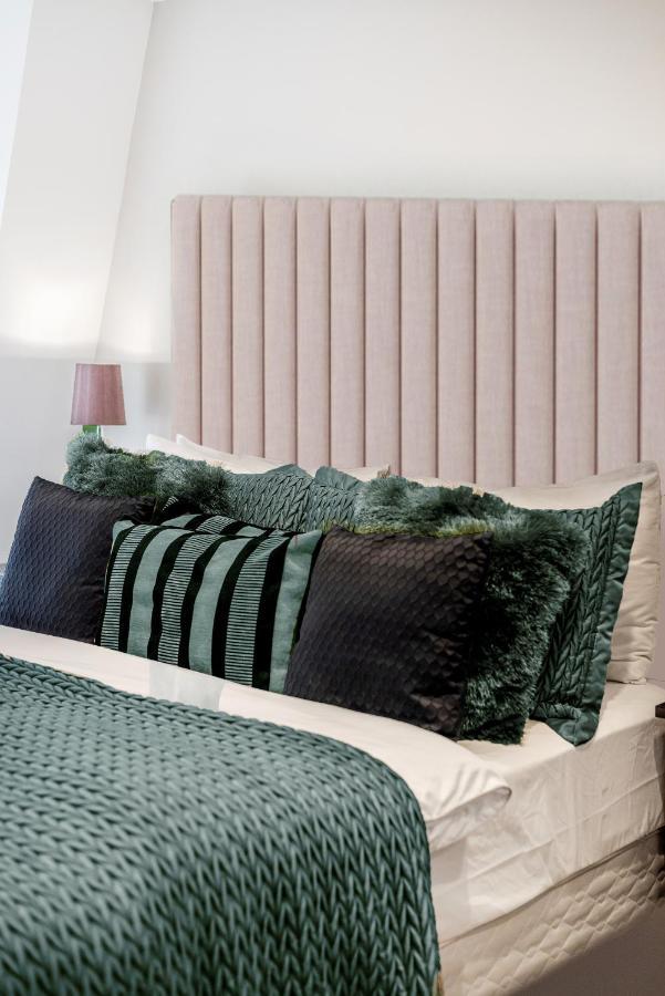 Explore The Most Exquisite West-End From A Harrods Family And Couple Home London Bagian luar foto