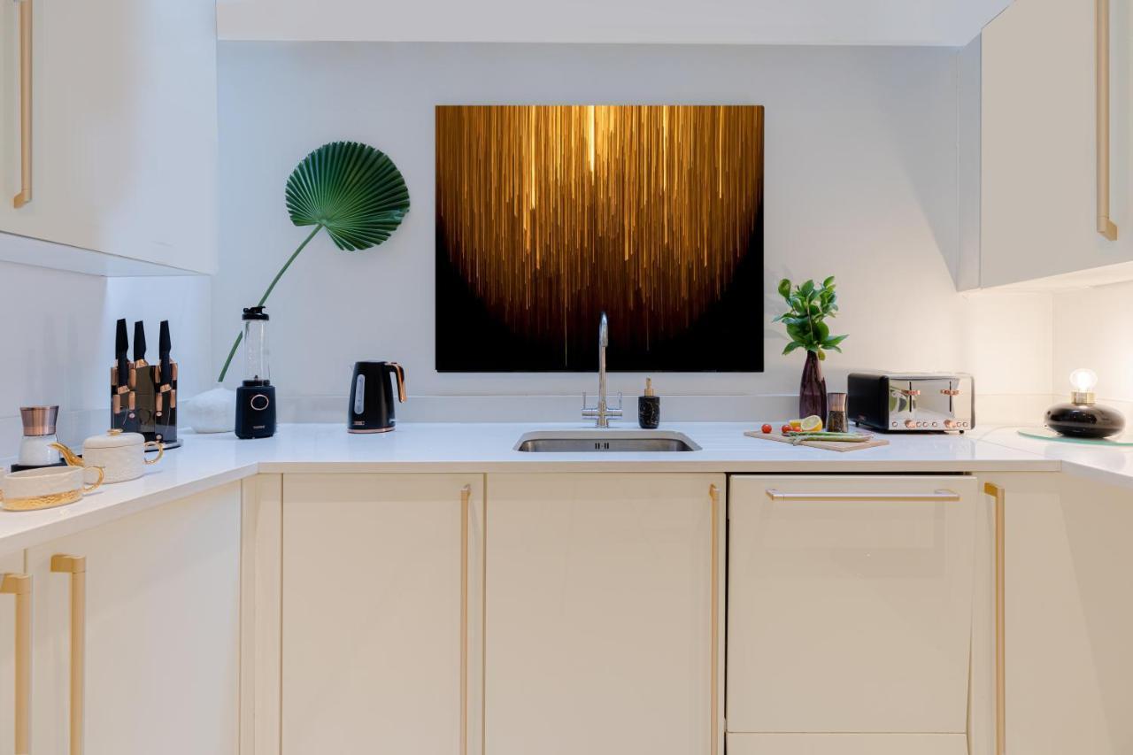Explore The Most Exquisite West-End From A Harrods Family And Couple Home London Bagian luar foto